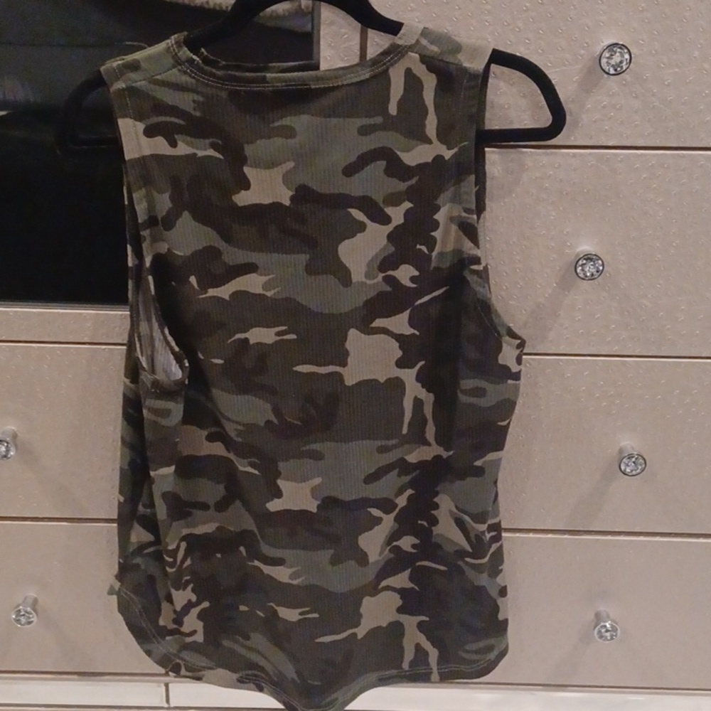 Camouflage sleeveless tank - Picture 2 of 3